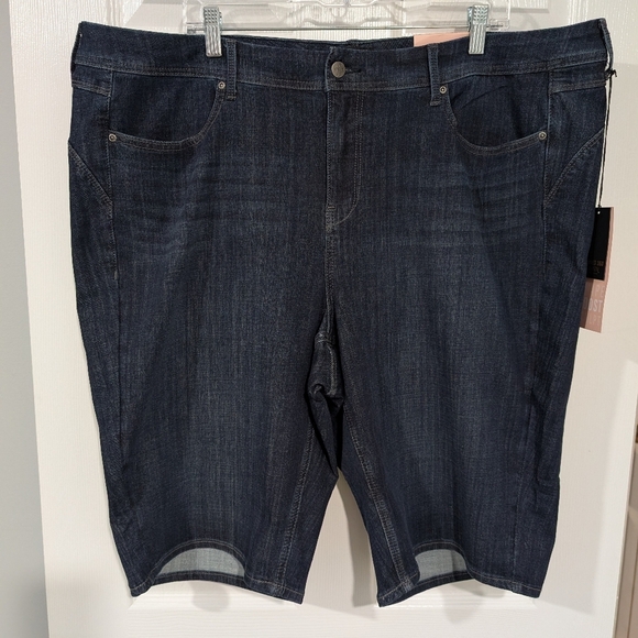 NWT Curves 360 by NYDJ Boost Dark Blue Denim Shorts in Size 24 - Picture 1 of 12